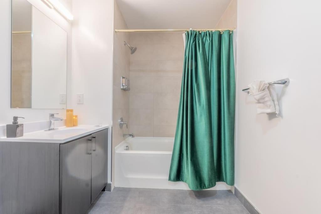 2 Bedroom 2 Bath Suite, Near American Dream And The Airport, Free Parking, King Bed And 2 Queen Beds, Washer And Dryer Orange Bagian luar foto