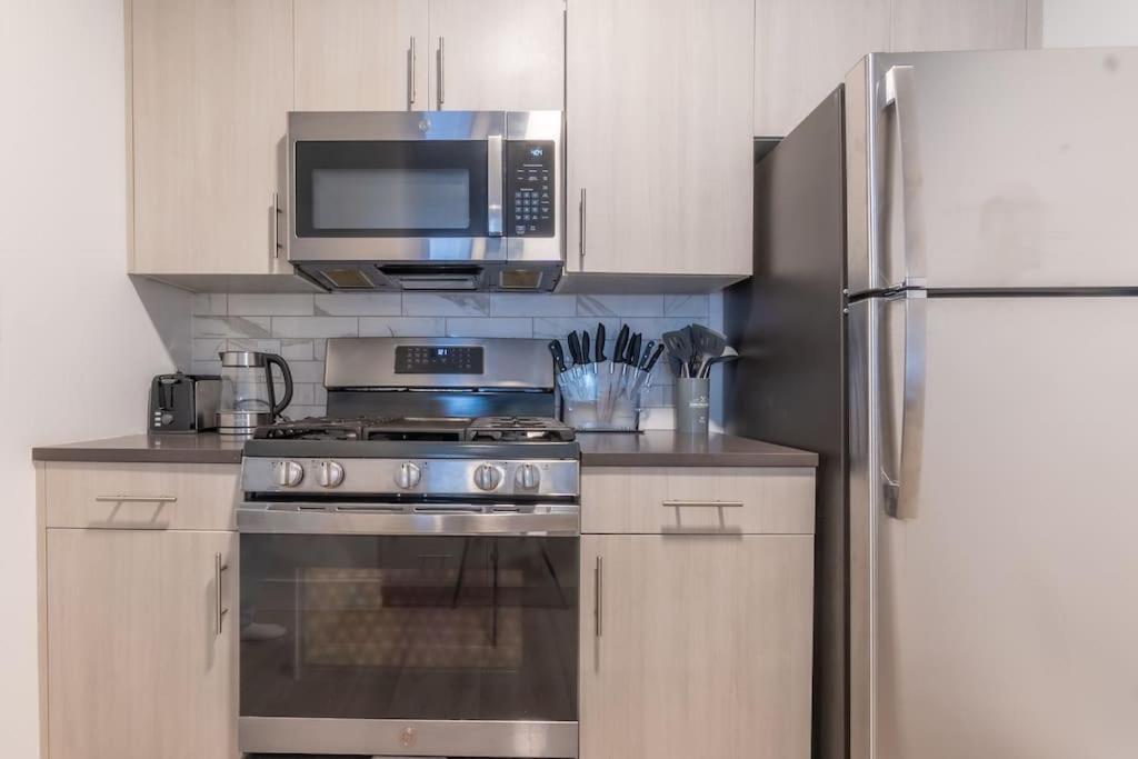 2 Bedroom 2 Bath Suite, Near American Dream And The Airport, Free Parking, King Bed And 2 Queen Beds, Washer And Dryer Orange Bagian luar foto