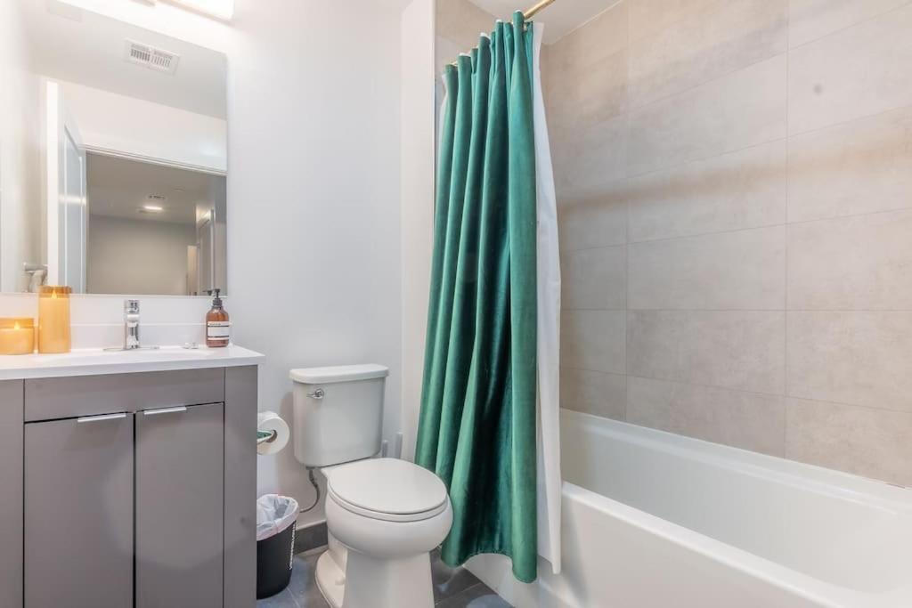 2 Bedroom 2 Bath Suite, Near American Dream And The Airport, Free Parking, King Bed And 2 Queen Beds, Washer And Dryer Orange Bagian luar foto