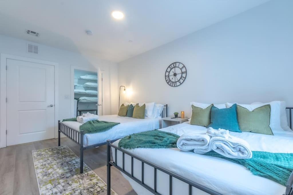 2 Bedroom 2 Bath Suite, Near American Dream And The Airport, Free Parking, King Bed And 2 Queen Beds, Washer And Dryer Orange Bagian luar foto