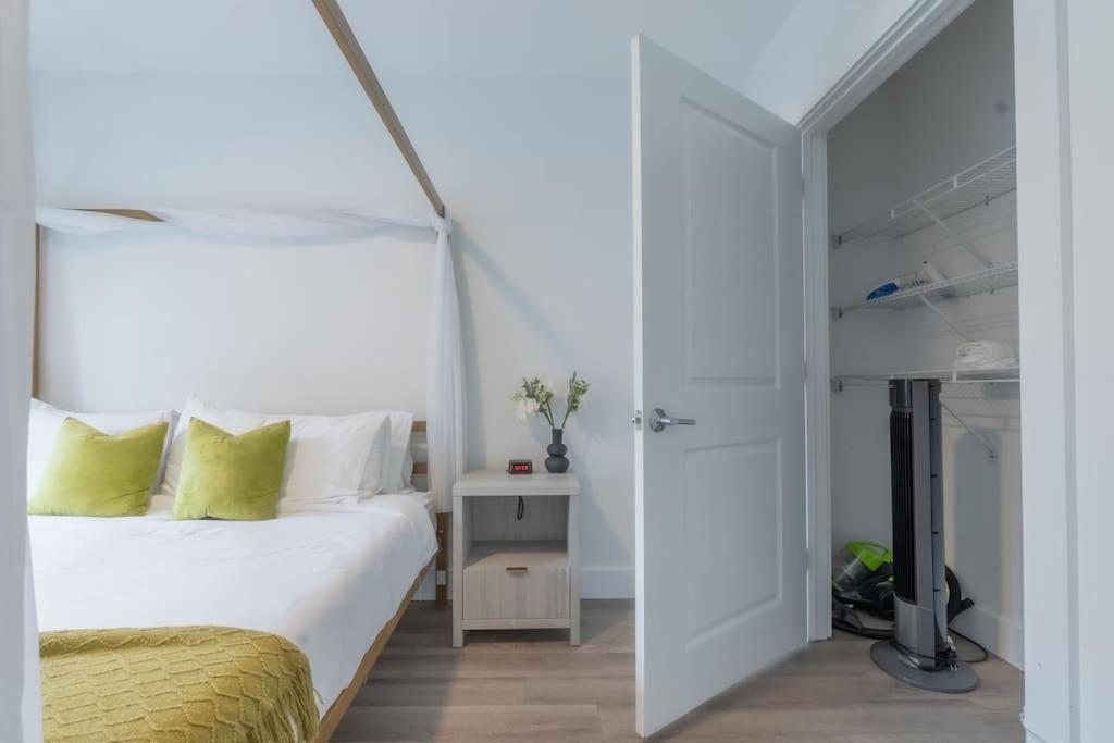 2 Bedroom 2 Bath Suite, Near American Dream And The Airport, Free Parking, King Bed And 2 Queen Beds, Washer And Dryer Orange Bagian luar foto