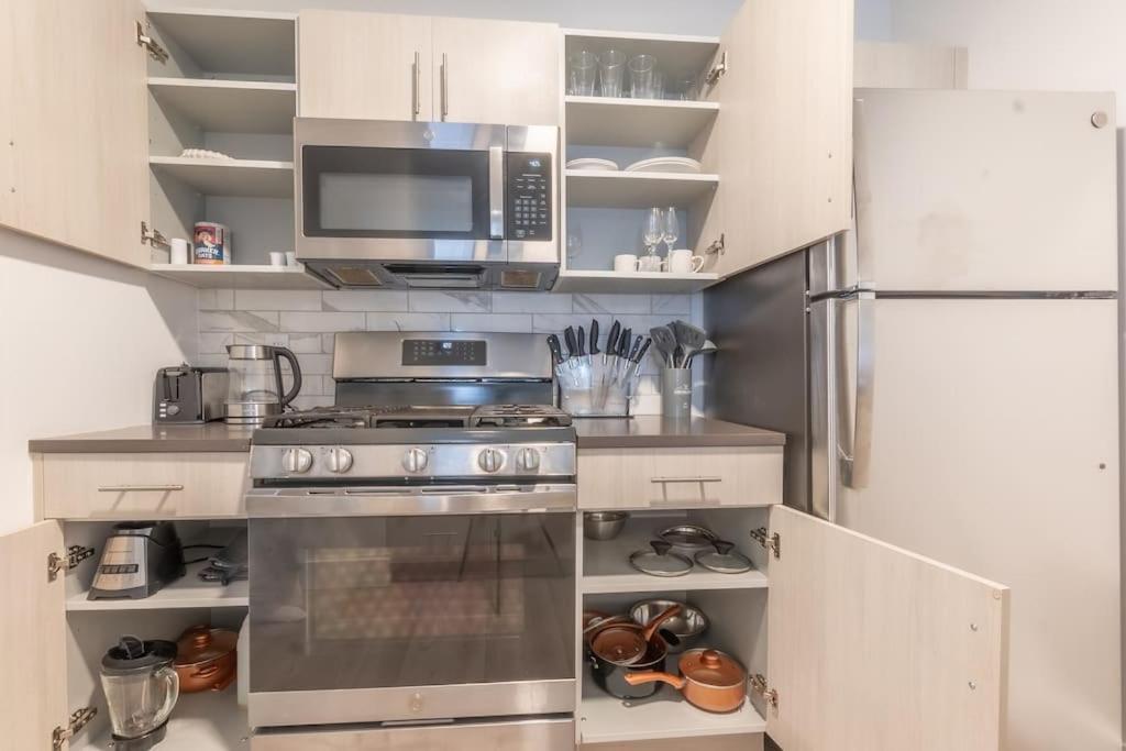 2 Bedroom 2 Bath Suite, Near American Dream And The Airport, Free Parking, King Bed And 2 Queen Beds, Washer And Dryer Orange Bagian luar foto