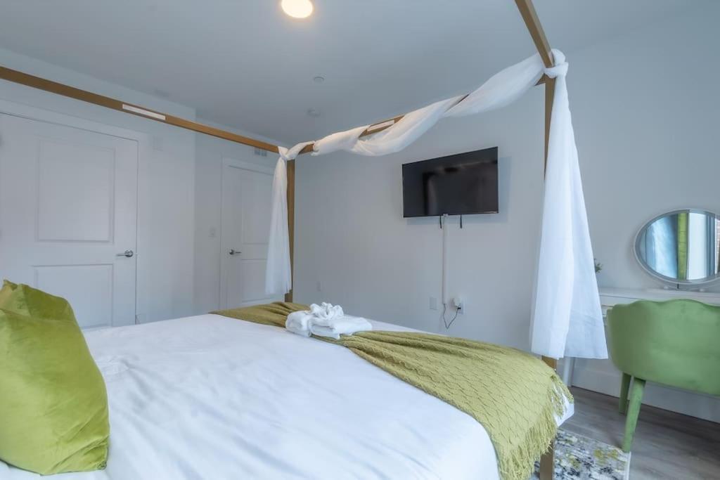 2 Bedroom 2 Bath Suite, Near American Dream And The Airport, Free Parking, King Bed And 2 Queen Beds, Washer And Dryer Orange Bagian luar foto