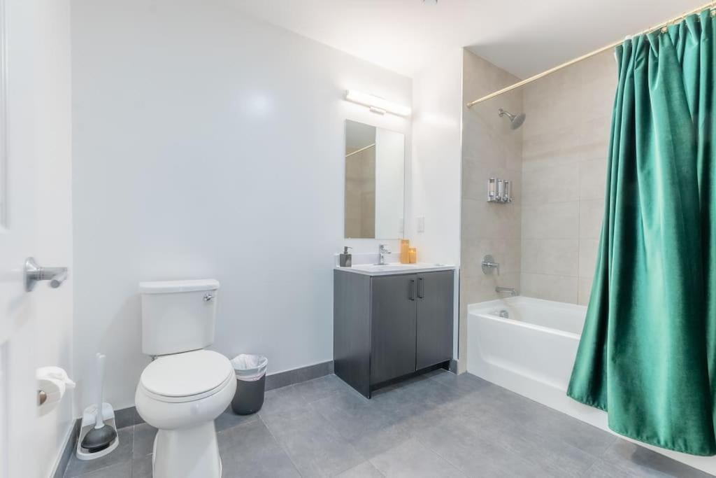 2 Bedroom 2 Bath Suite, Near American Dream And The Airport, Free Parking, King Bed And 2 Queen Beds, Washer And Dryer Orange Bagian luar foto